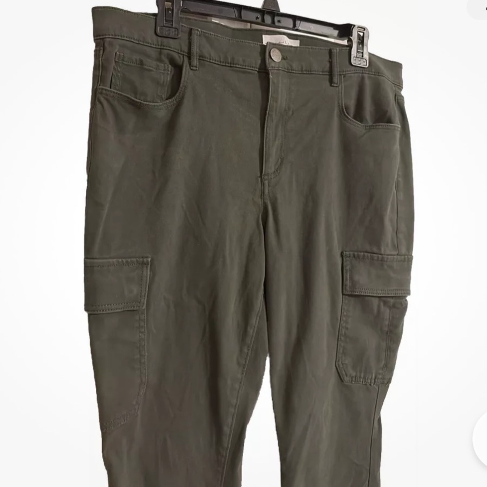 LOFT Cargo style Army Green Ankle Pants. Front/Side/Back Pockets Size 14
